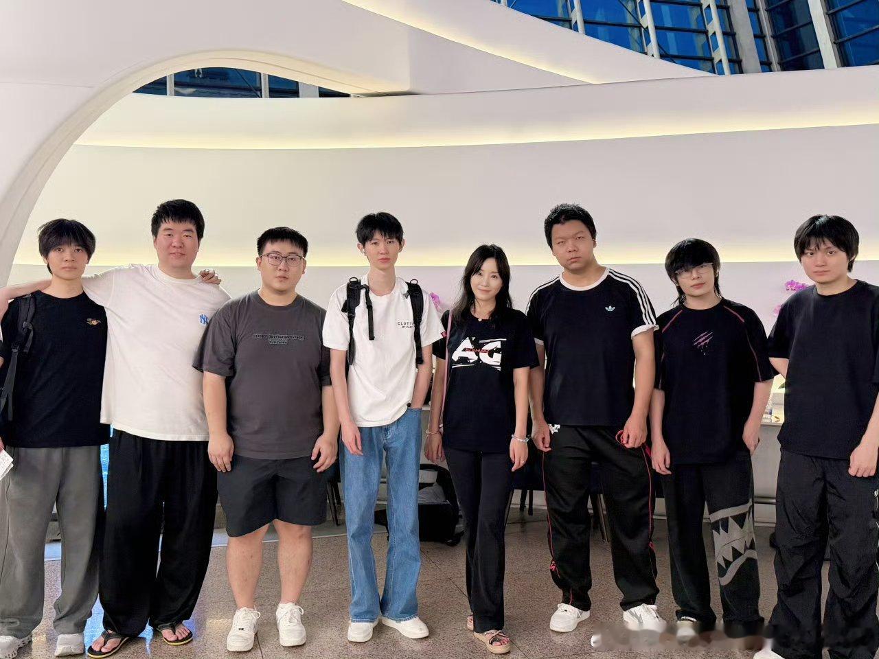 瘦瘦高高的 