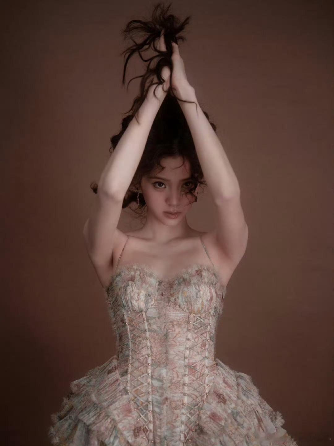 欧阳娜娜完全公主来的欧阳娜娜羊毛卷搭蓬蓬裙灵动娇俏，清甜嗓音直戳心巴，完全是公主