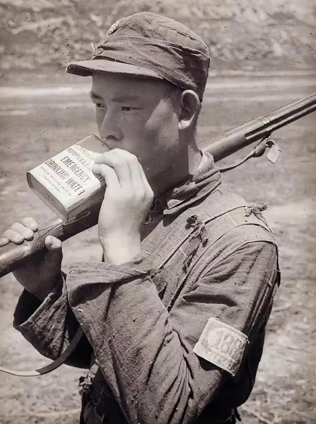 1944年延安那张八路军战士饮用美国紧急饮用水罐头的照片，真的揭开了抗战历史的别