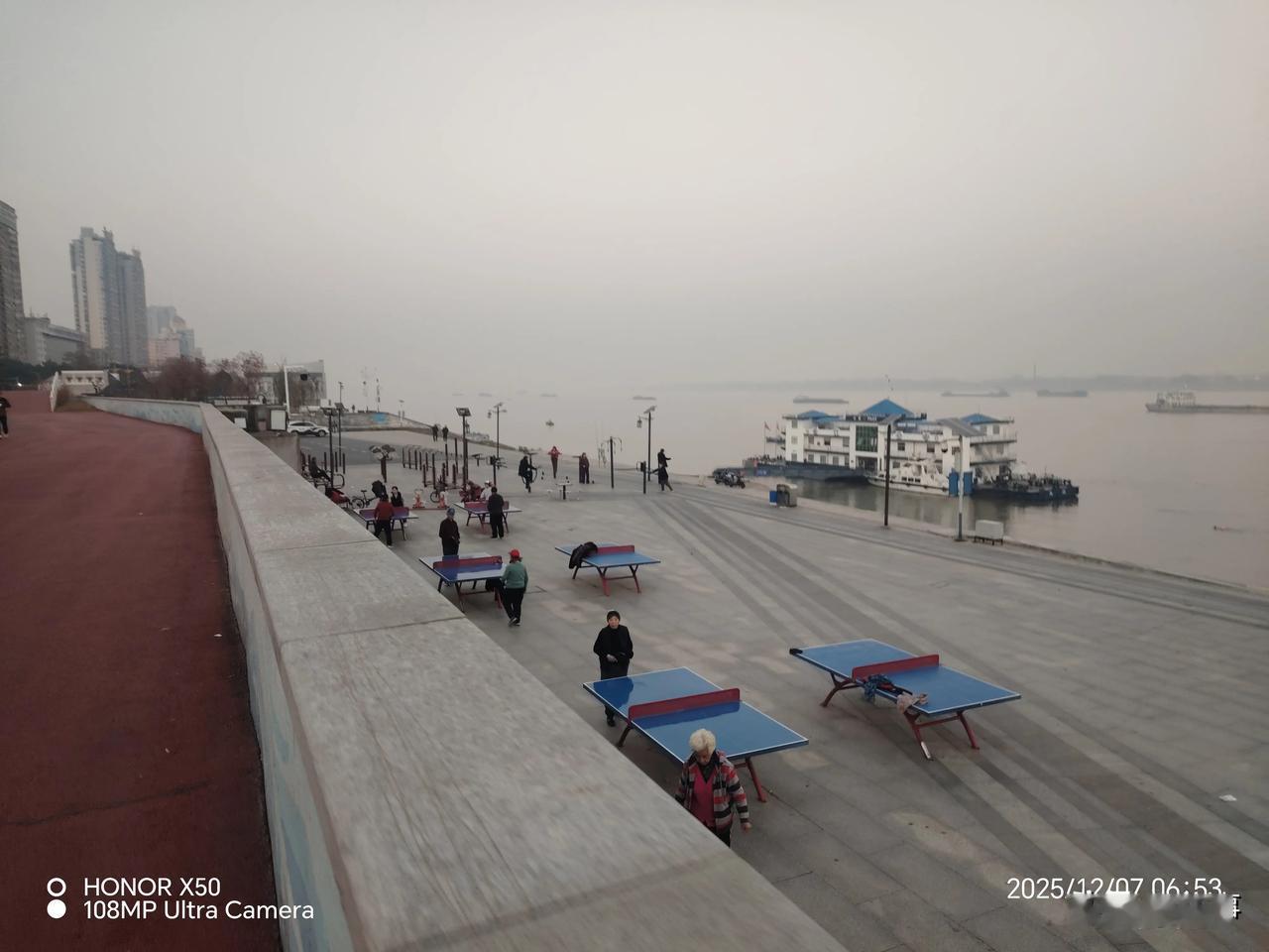 鸿蒙2025年度先锋体验长江岸边晨练“鸿蒙2025年度先锋体验”