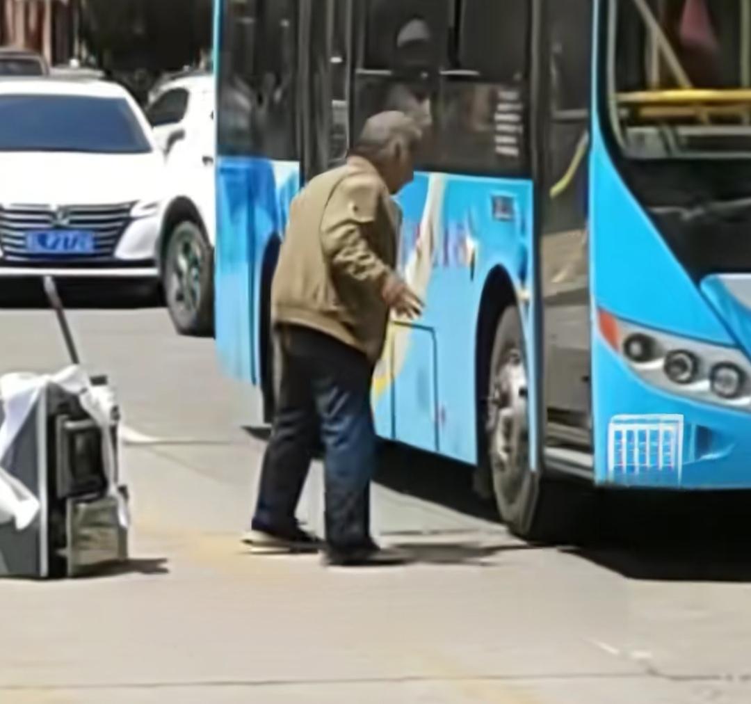 公交车该不该拒载拒拾废品老人？道德绑架践踏正常公共秩序，该不该停？
4月29日，