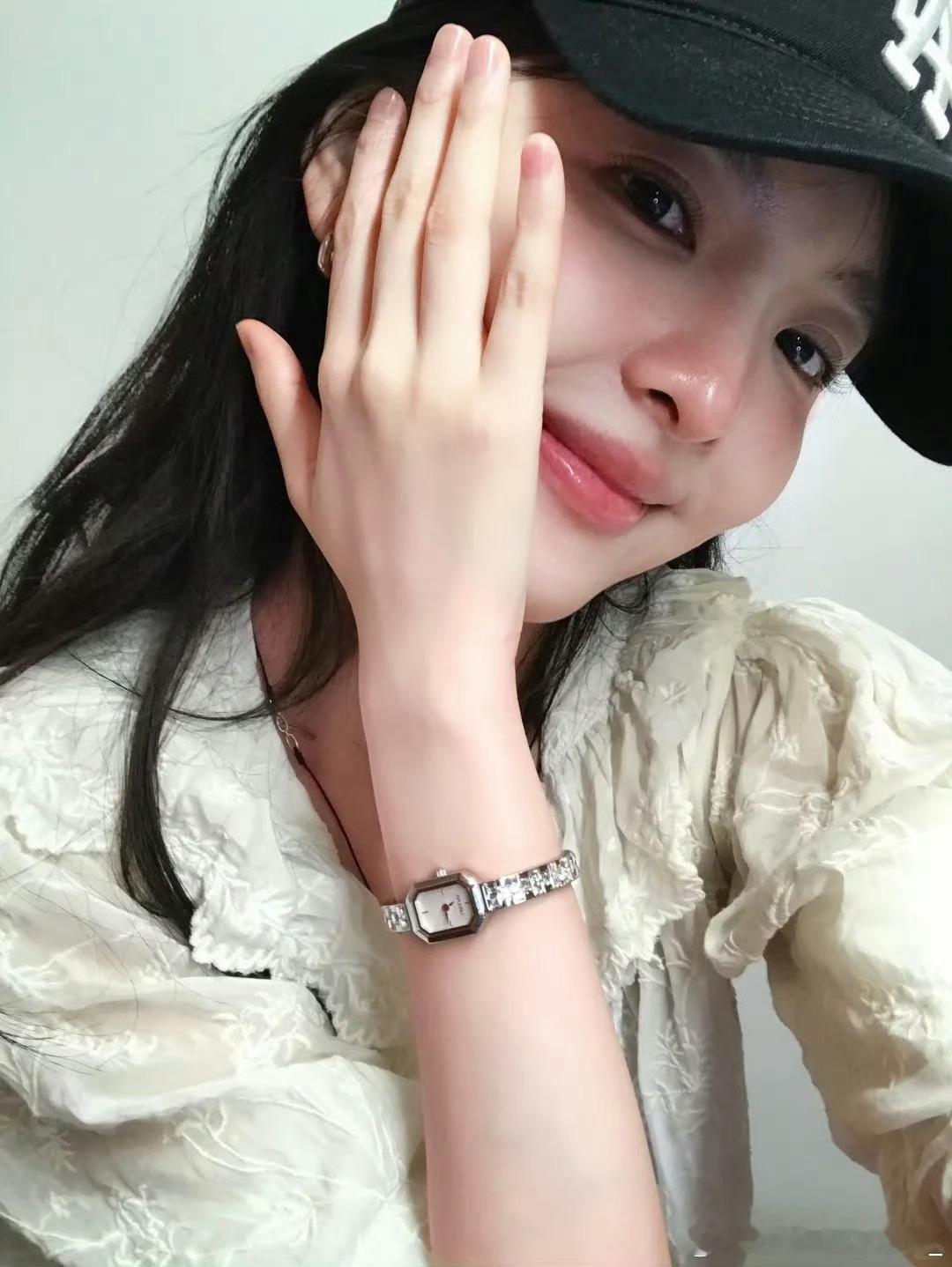 章若楠[超话]  zrn章若楠百丽品牌代言人 若相逢是一场雨，那么有的人只是路过