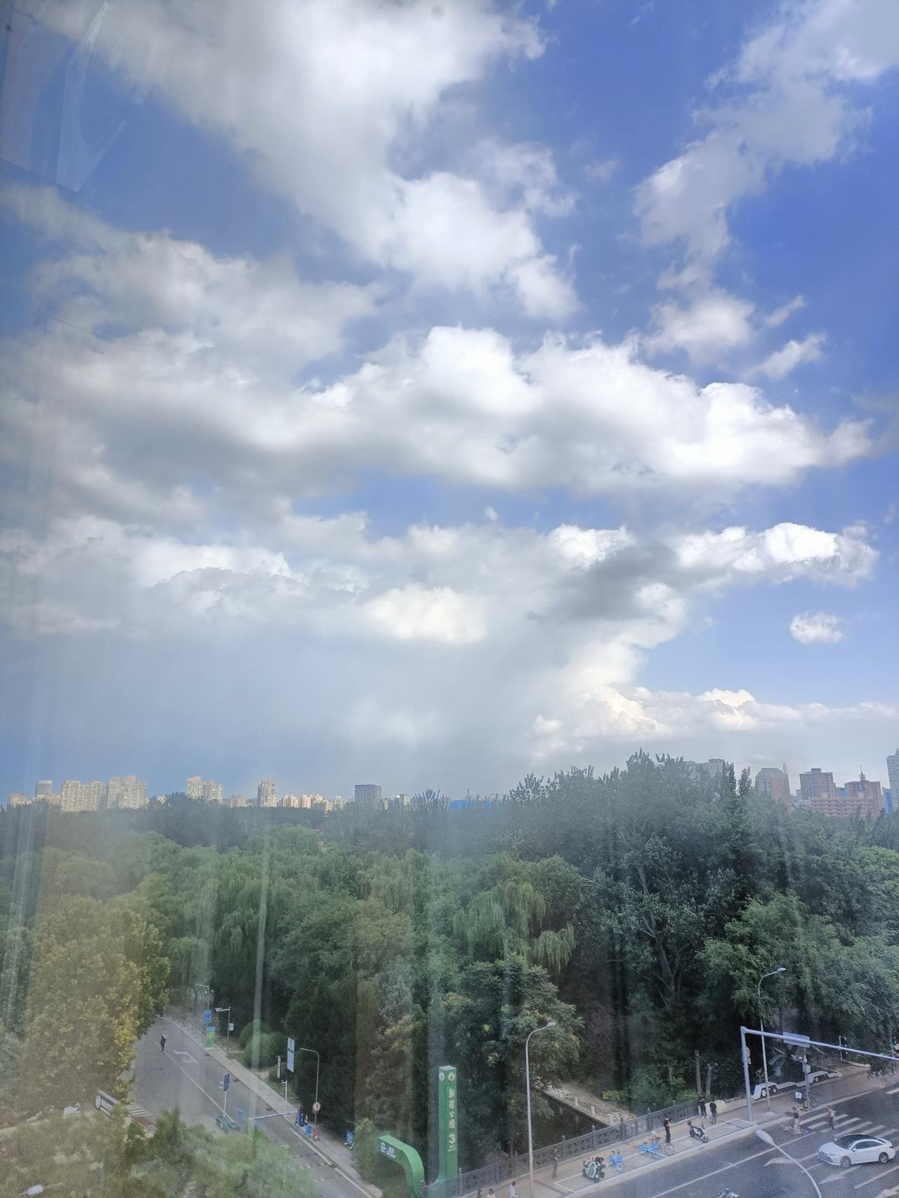 夏日里看到蓝天白云加乌云，还真得琢磨琢磨是不是要下雨了。就像上海，处在副热带高压
