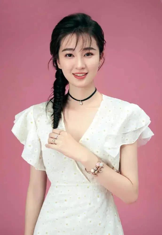 甜美少女风，粉色背景下的优雅穿搭