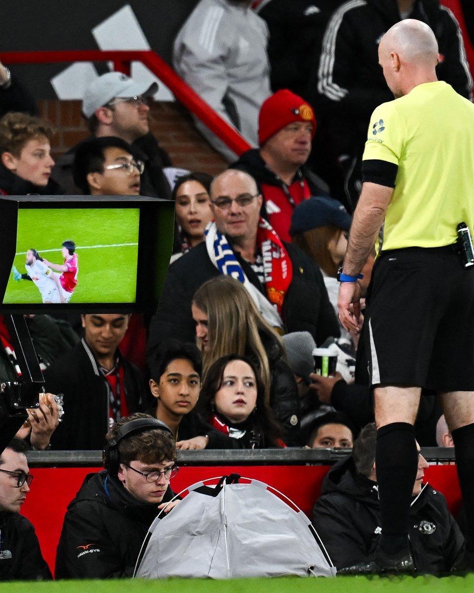 曼联1比2利兹联Lisandro Martínez is sent off fo