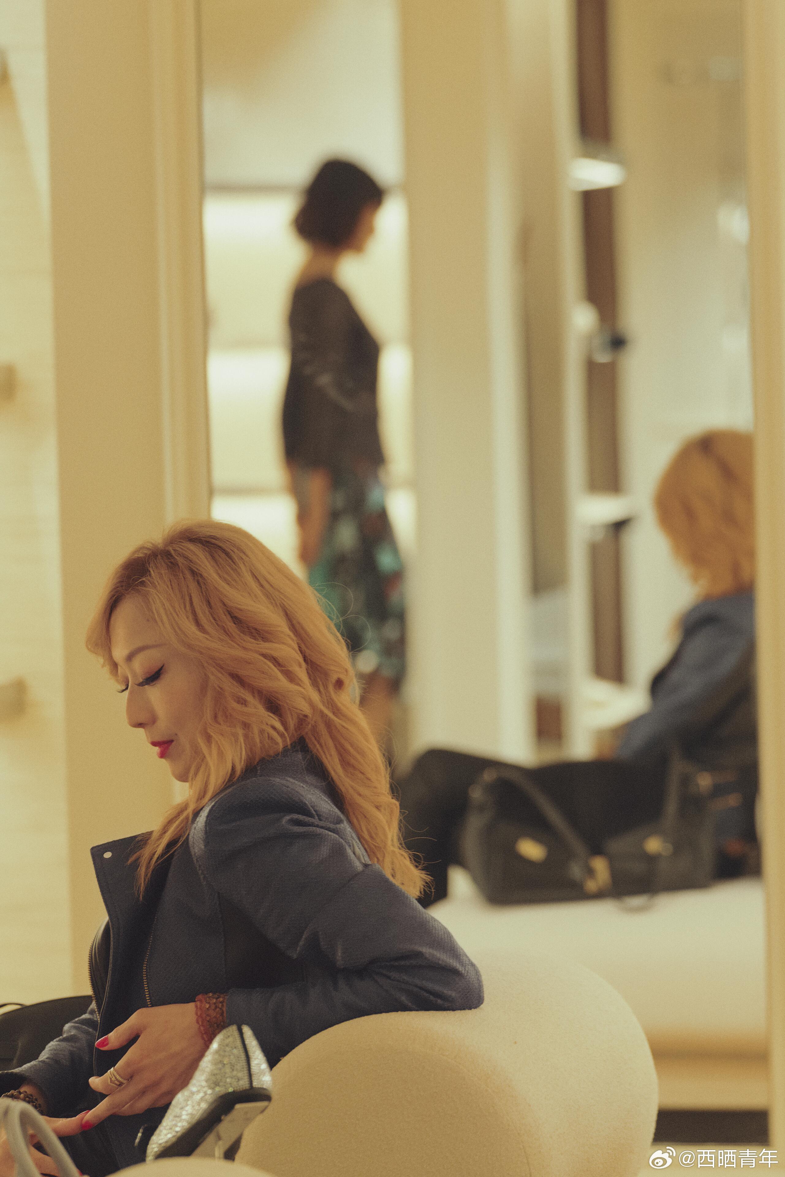 审美积累🎞️电影《夜王》剧照，由摄影师Emma捕捉的瞬间。美已经不足以概括！ 