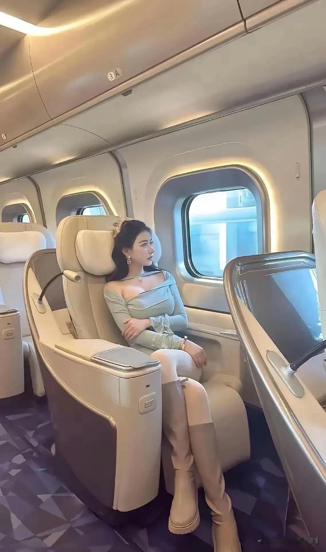 有博主专门守在机场贵宾休息室，采访常年坐头等舱的成功者，探寻赚钱秘诀。梳理数十条