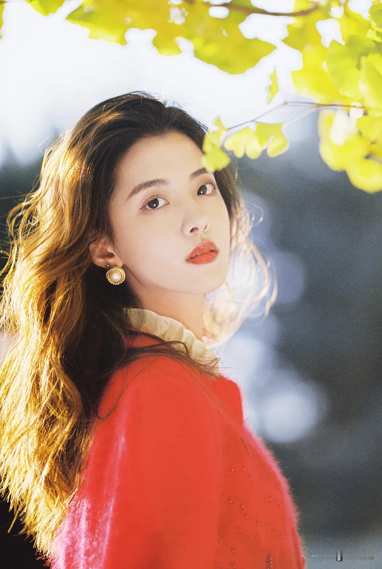 什么样的女孩看一眼就会心动？我觉得清爽感很关键。
眼神有光的女孩特别打动人。不一