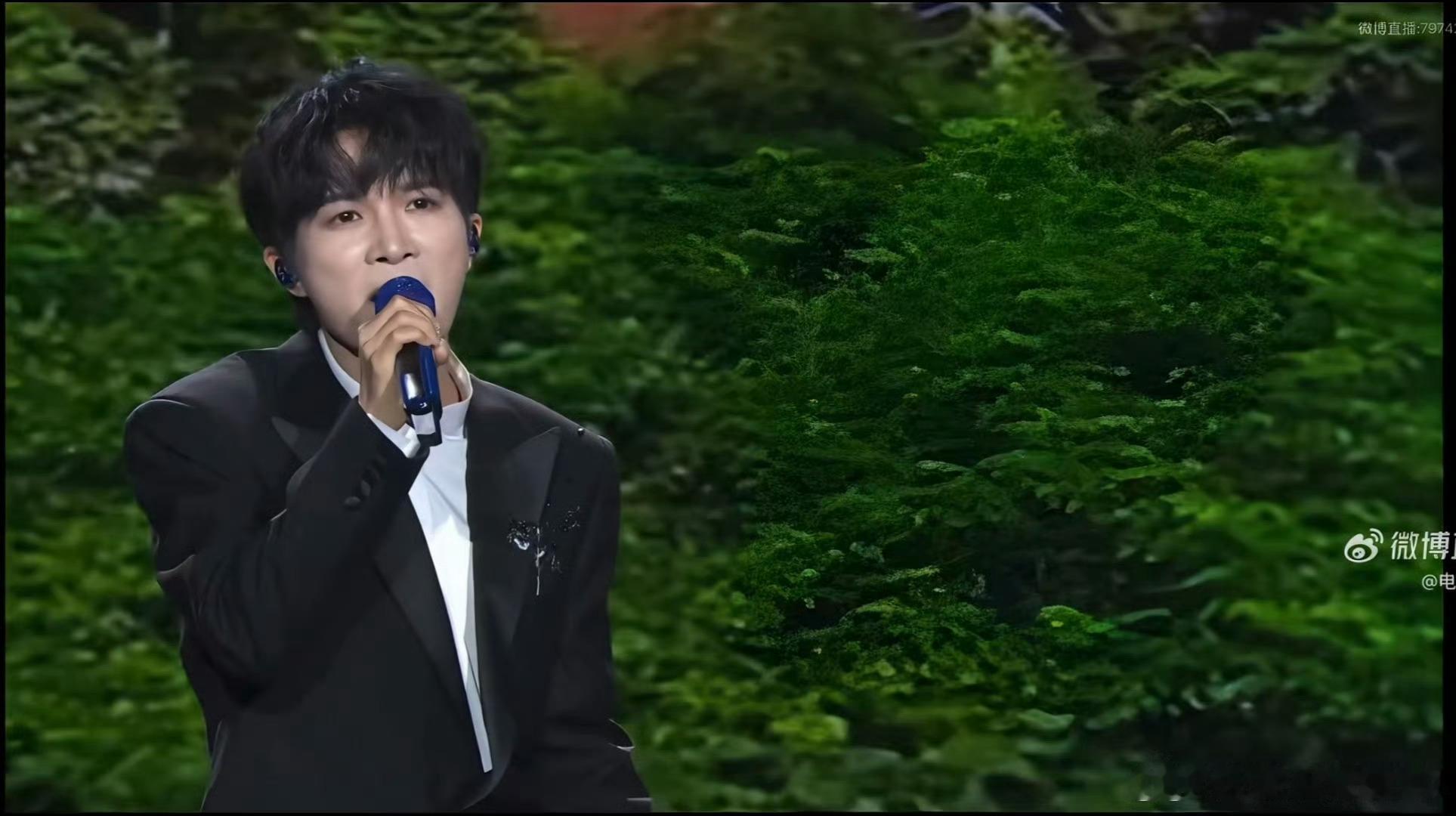 周深四渡主题曲渡首唱 终于等到主题曲首唱，周深的嗓音细腻又动人，歌声里藏着满满的