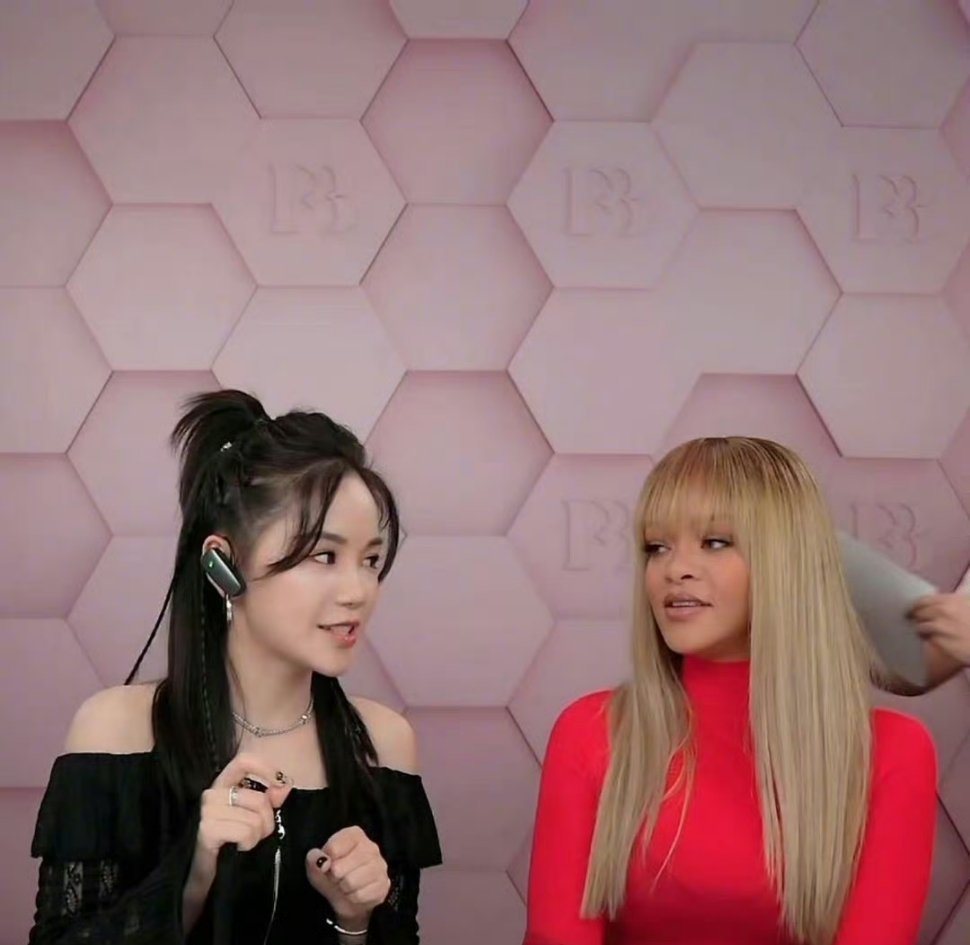 #蕾哈娜直播带货#要被蕾哈娜今日份行程给笑死，先是白天摊煎饼再到晚上的直播带货，