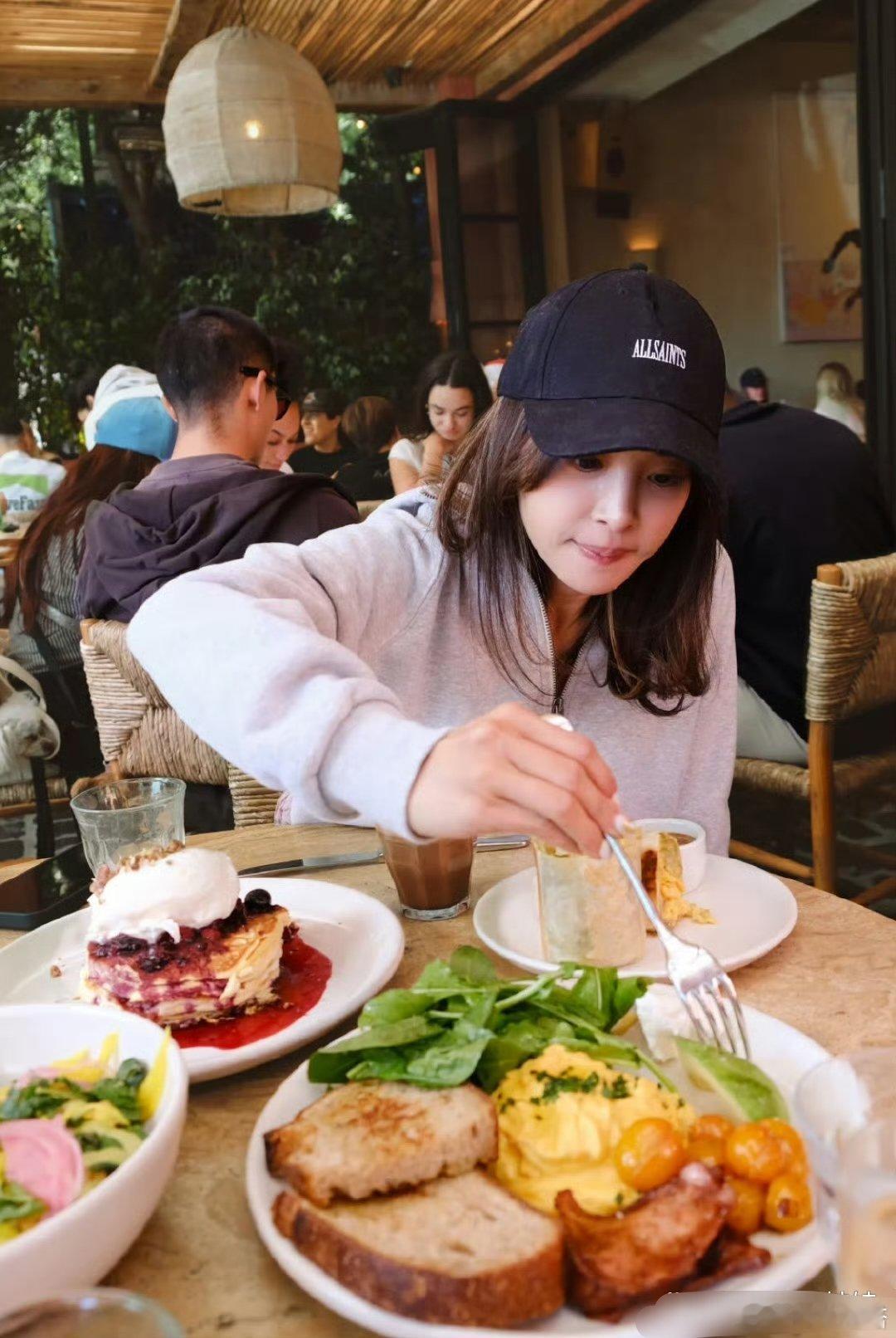 蔡依林又出国度假了，不结婚不生孩子，除了赚钱就是享受生活，这样的人生真的太爽了！