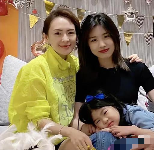 汪峰沉默了，
葛荟婕也沉默了，
小苹果一句
“爱你妈妈”，直接戳破了“亲情靠血缘