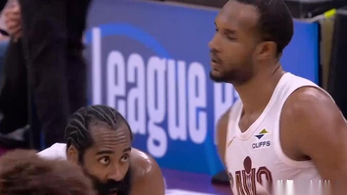 4剑齐出的骑士强势击落老鹰，我命由我不由天对手谁来都无所谓。
骑士主场跟老鹰队这