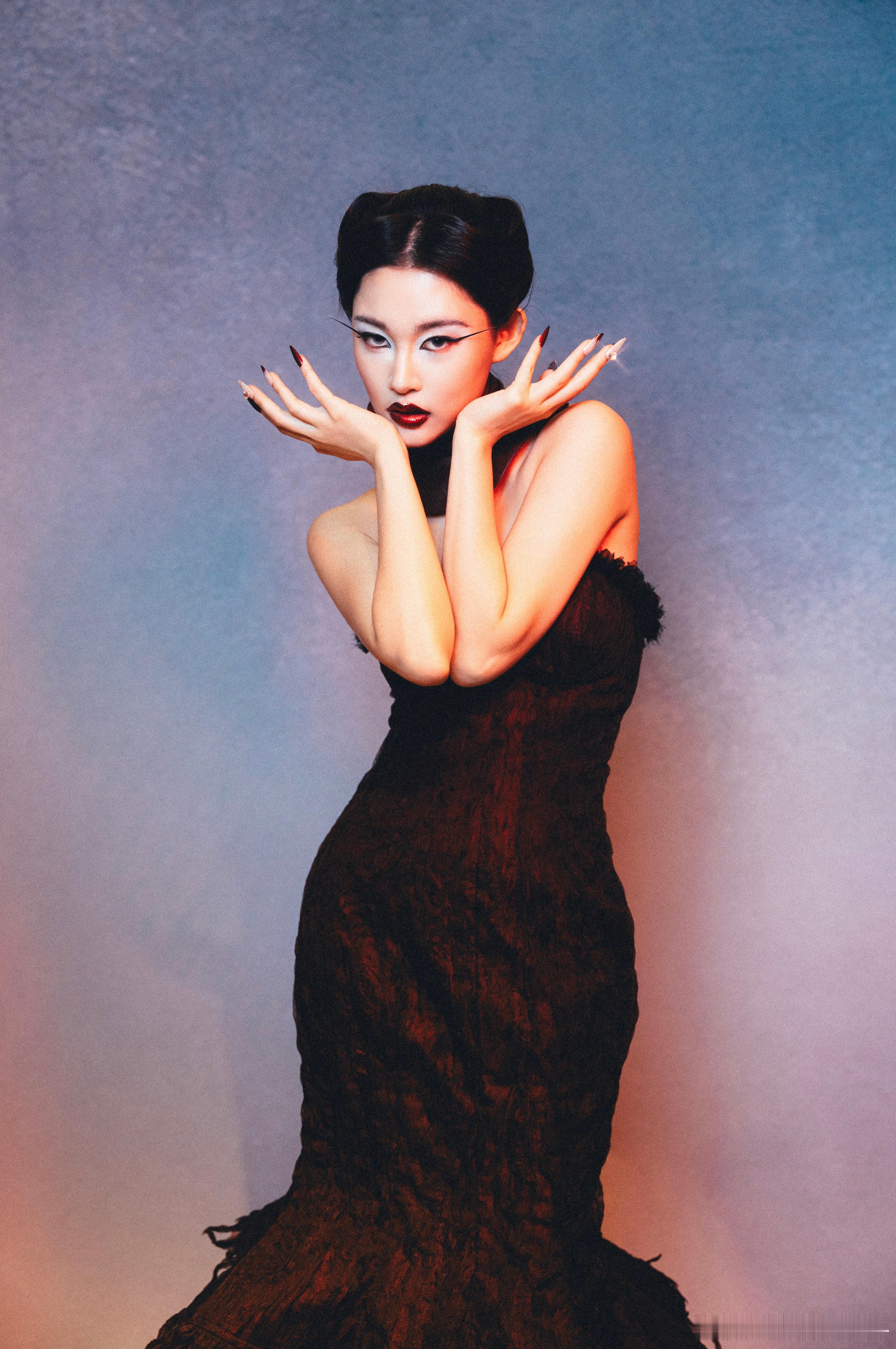 陈嫣冉万圣节妆造陈嫣冉[超话] 化身暗夜女王，以血色玫瑰与荆棘为冕，撕裂甜美假面