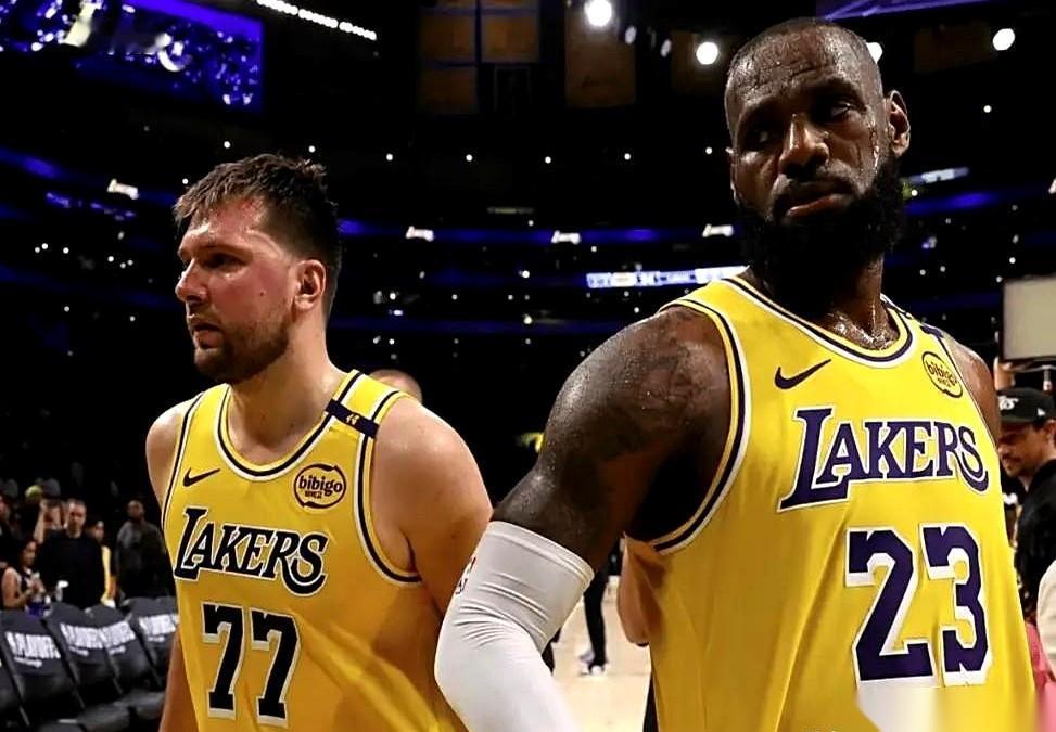 美国一个叫布鲁萨德的名嘴，直接把詹姆斯和东契奇扔一块儿，撂了句狠话。
他说，你别