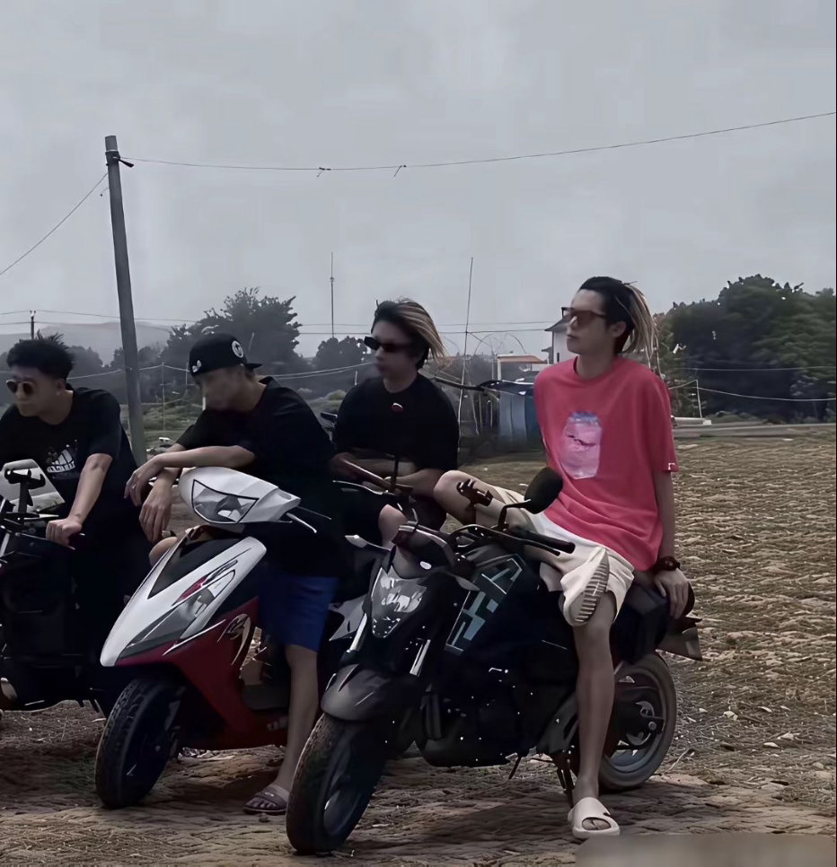 王鹤棣早期照片，娱乐圈的包装太厉害了！ 