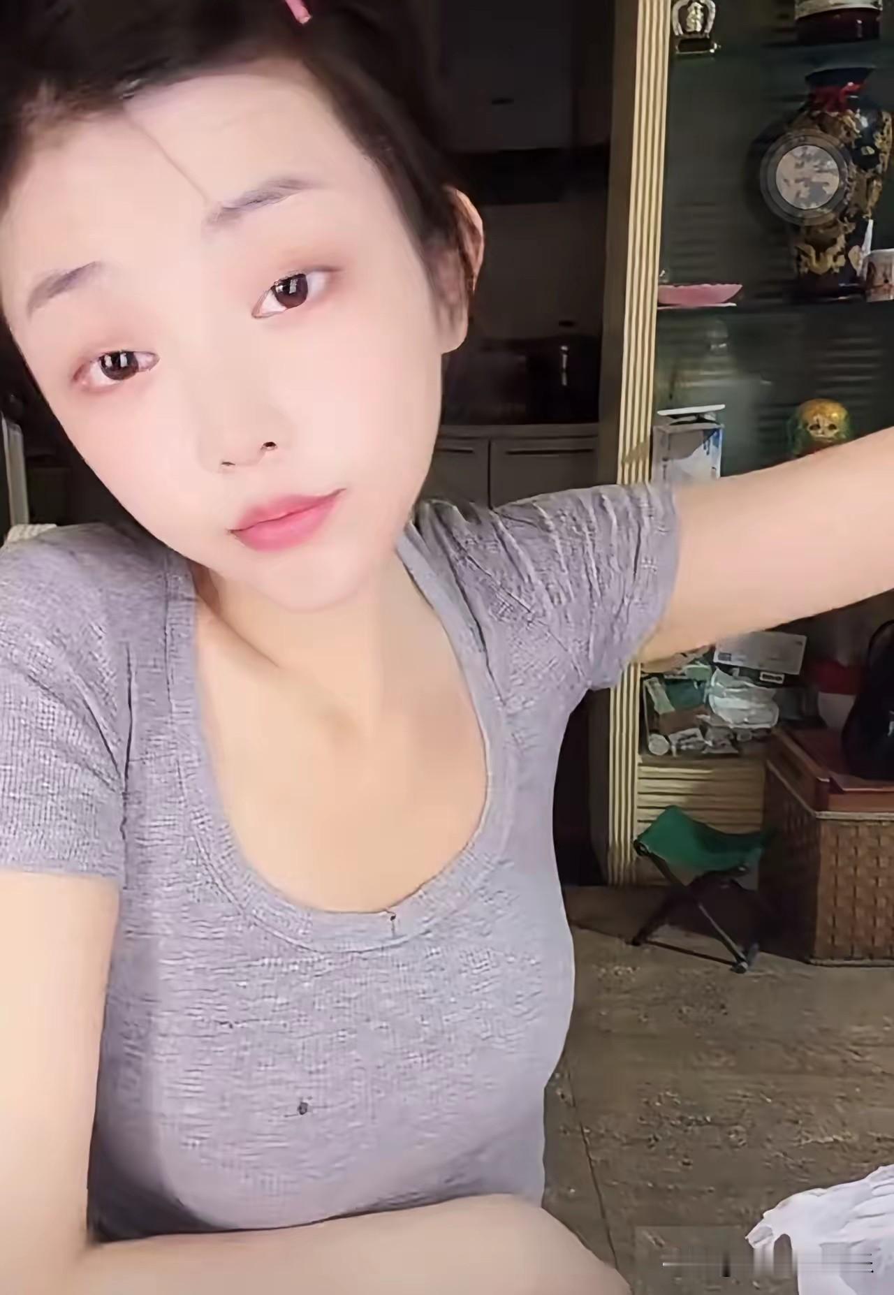 司晓迪直播，这颜值也太普了，男明星真的不挑吗？

她没有眉骨，五官折叠度为0，就
