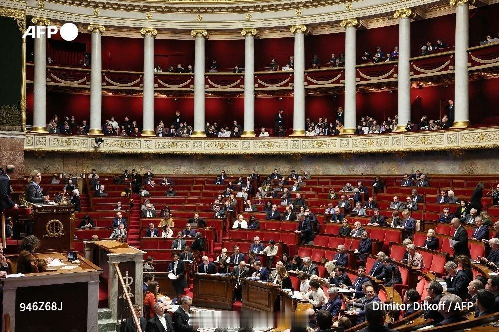 海外新鲜事 今晚，法国国民议会否决了两项新的不信任动议，分别由社会党除外的左翼阵