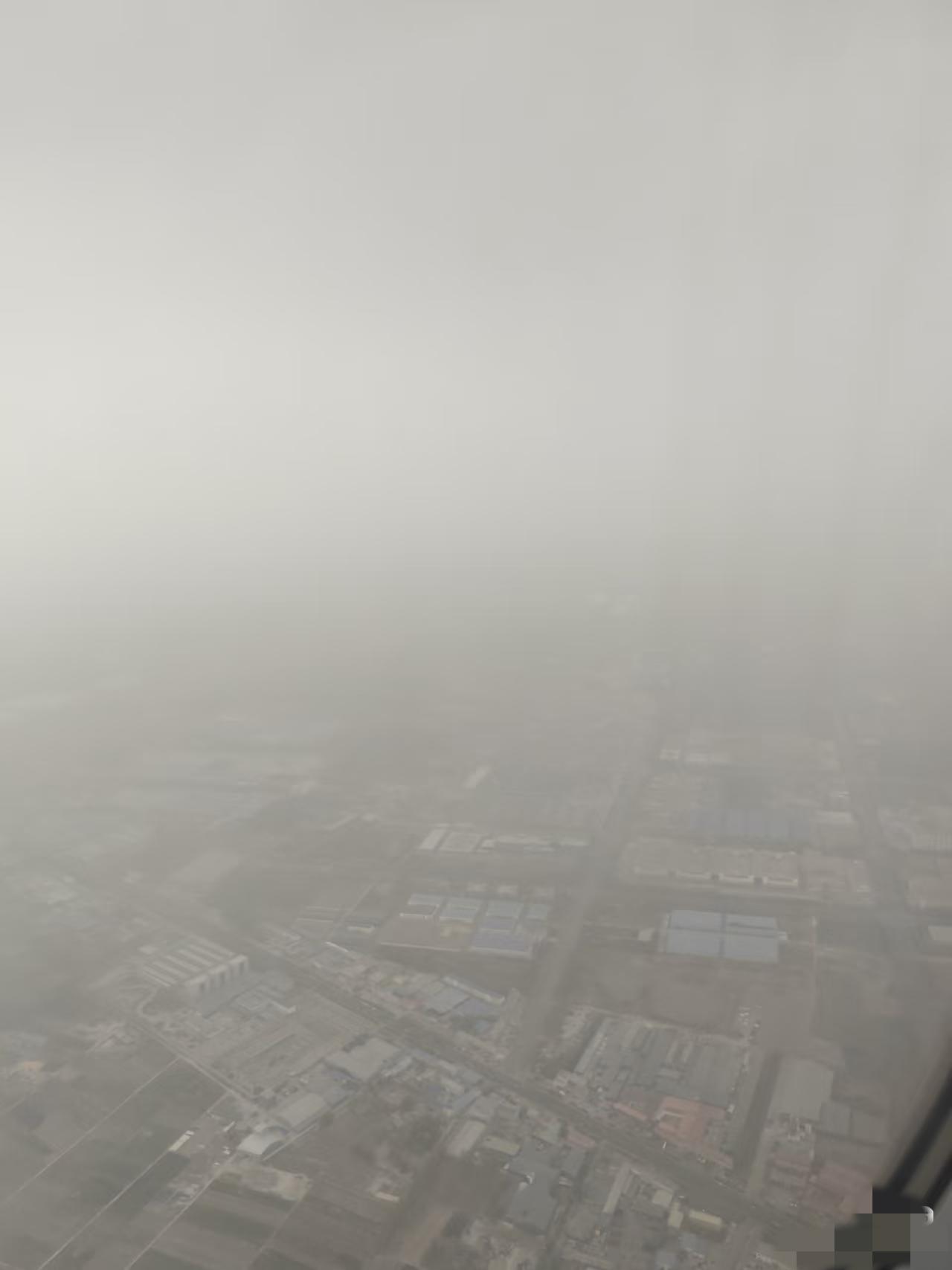 今天的北京上空，颗粒物超标接近25倍。

今年一二月每月13天重雾霾，三月16天