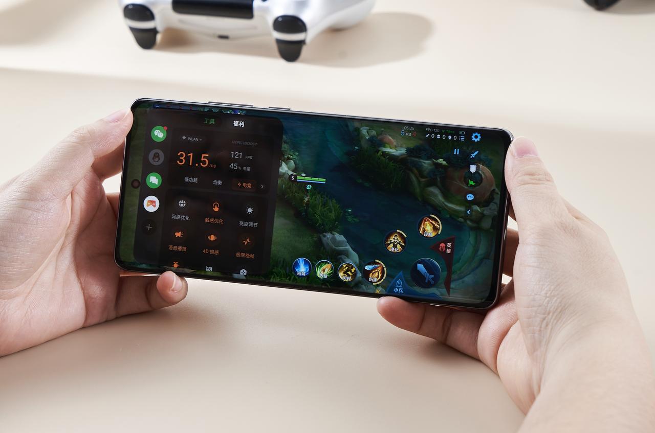 炎炎夏日，出门真的是遭罪啊！与其说约上三两好友出去旅游，我觉得手游开黑会是个更舒