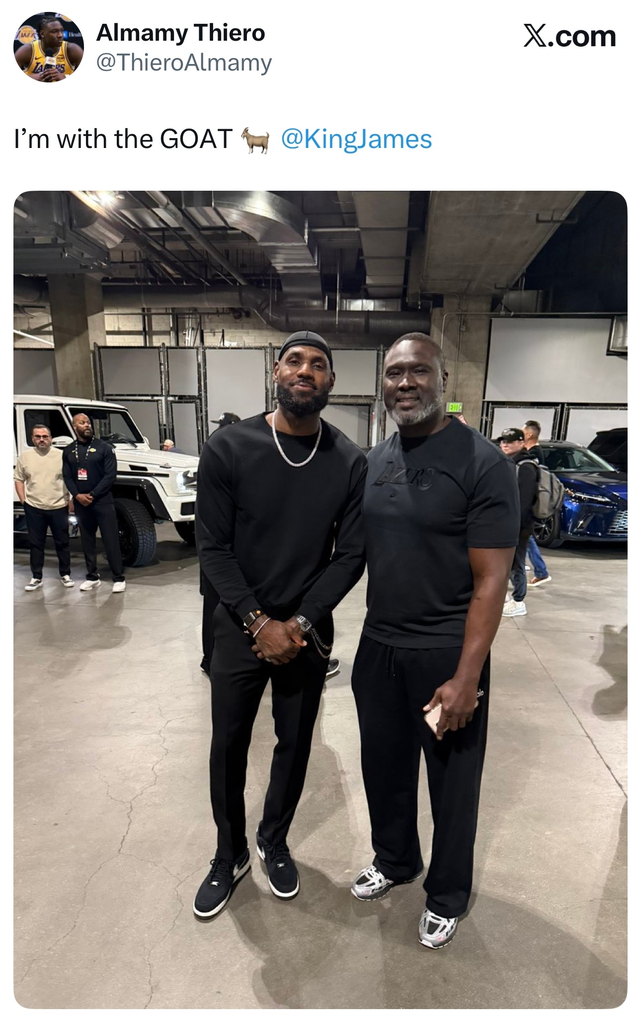 蒂耶罗的父亲赛后发推：我与_______的合影。 