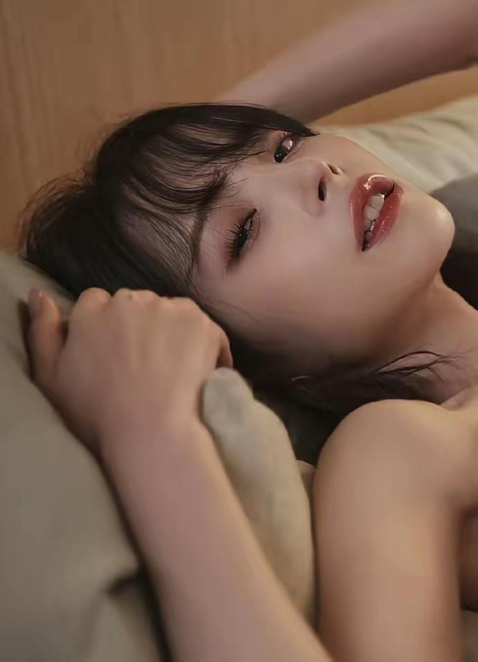 午睡后少女慵懒的姿态，让人心旷神怡。自然清新美少女 甜系少女照 自然甜系少女 初