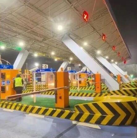 【爱车安全贴士春节高速免费最后一刻，小车23点59分59秒“压哨绝杀”下高速，收