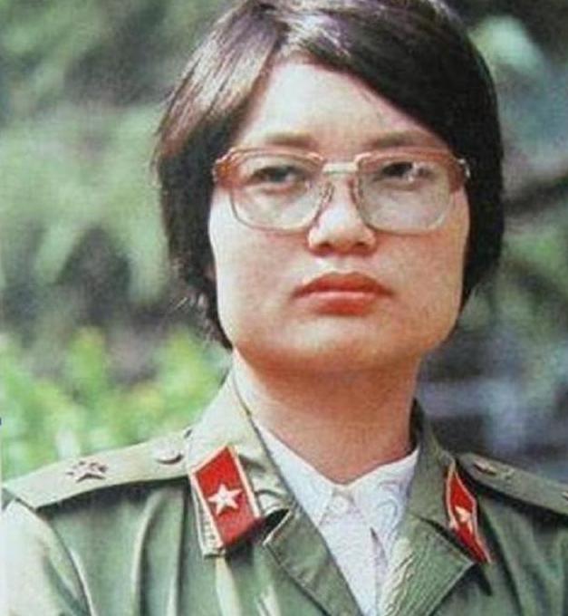 1987年，一个女医生被哨兵拦住，要求出示通行证，没想到，她直接掏出一颗手榴弹：