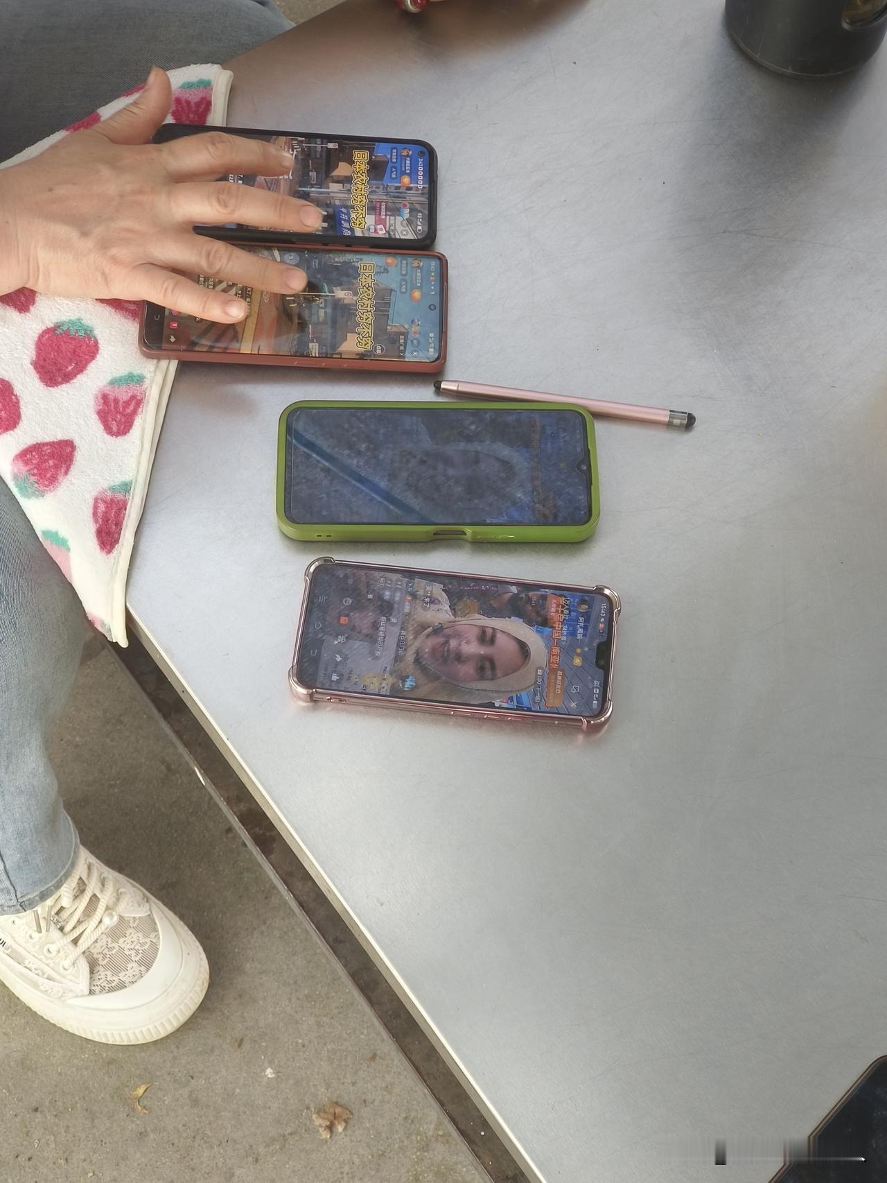 透露一个秘密，你知道你刷到一个直播间，有几千人在线，你知道有多少人在私下里为他点