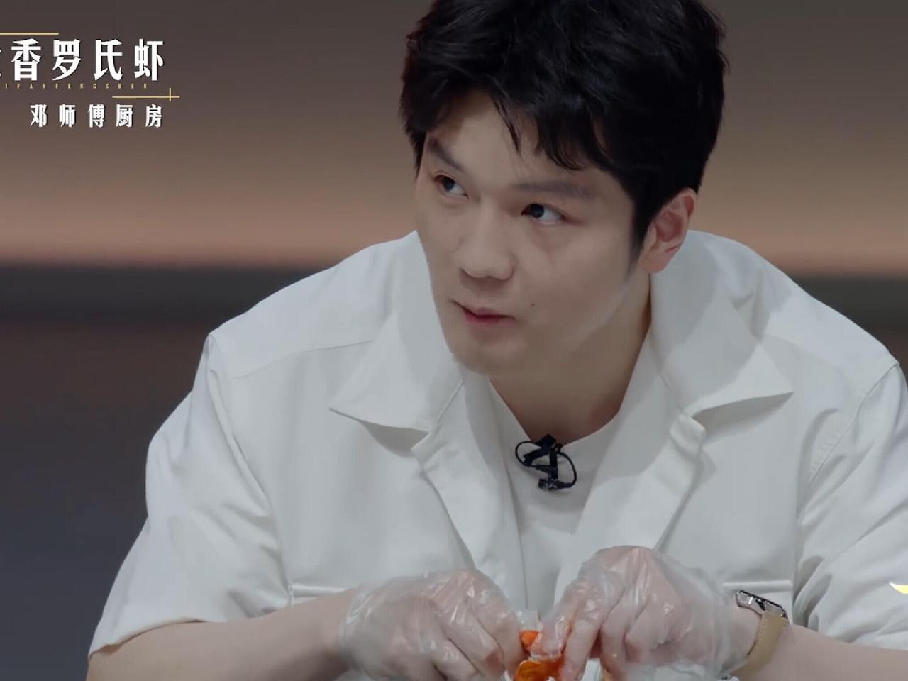 东哥吃虾根本忍不住不笑，吃了很多，很爱吃虾🦐，一大盘子自己扒的！
大家发现了吗