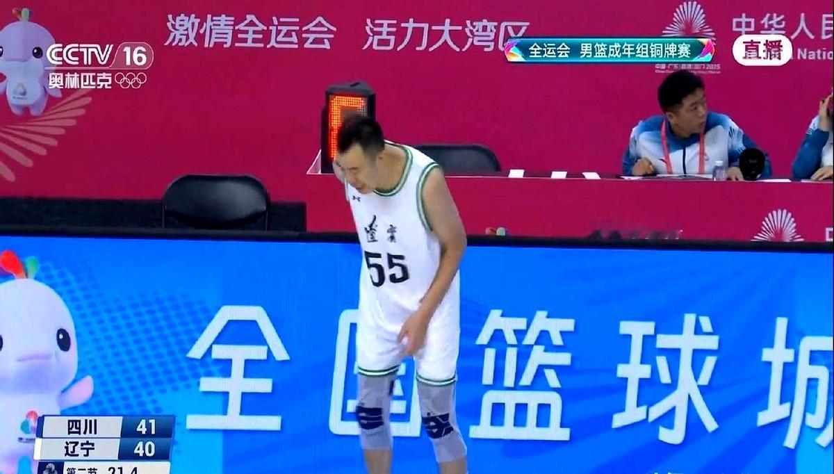 一名老将用鞠躬赢得了无数人的心。这不是简单的礼仪，而是一种尊重和感恩的态度。
