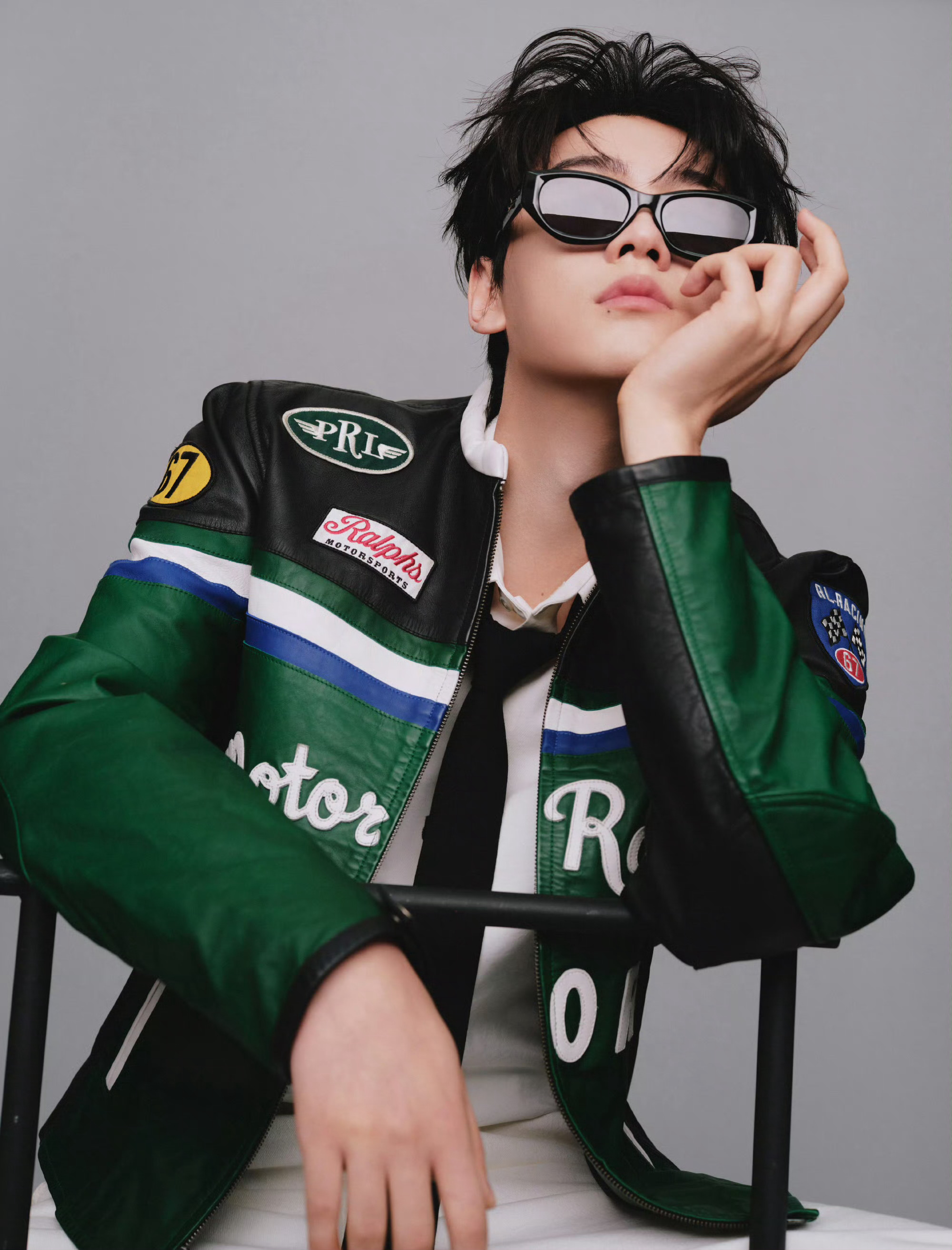 田栩宁 今日活动造型，身穿Polo Ralph Lauren绿色机车夹克，白色内