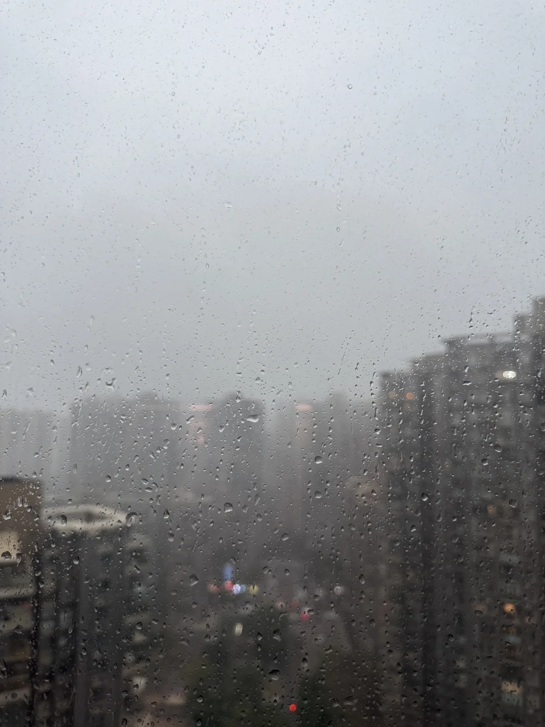 被暴雨包裹的幸福感