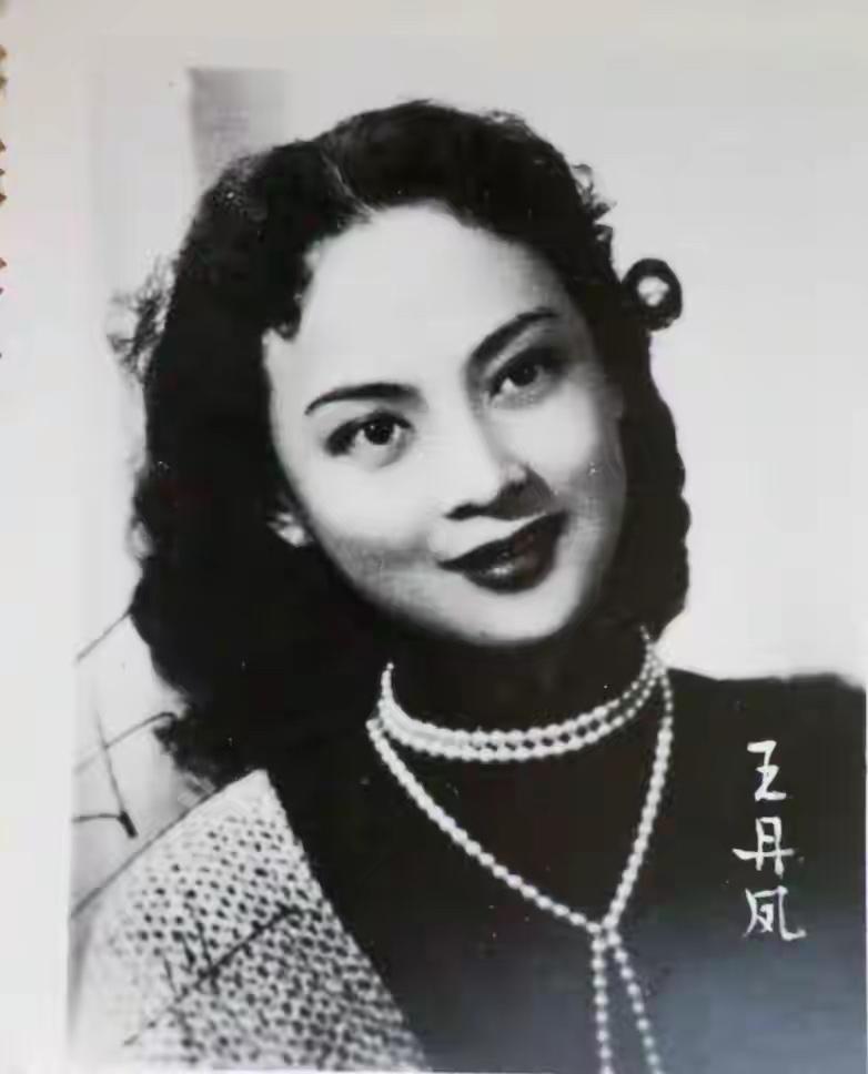 这是“小周旋”王丹凤和王晓棠的真实容貌，看第一眼，感觉还是王晓棠更吸睛，尤其是那