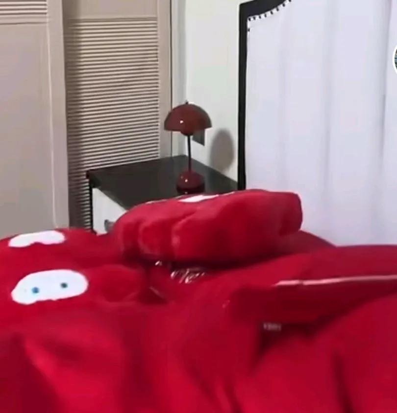 女子晒婚夜无语一幕，女子洗完澡出来，
发现老公已呼呼大睡了，
呼噜打的很响，
女