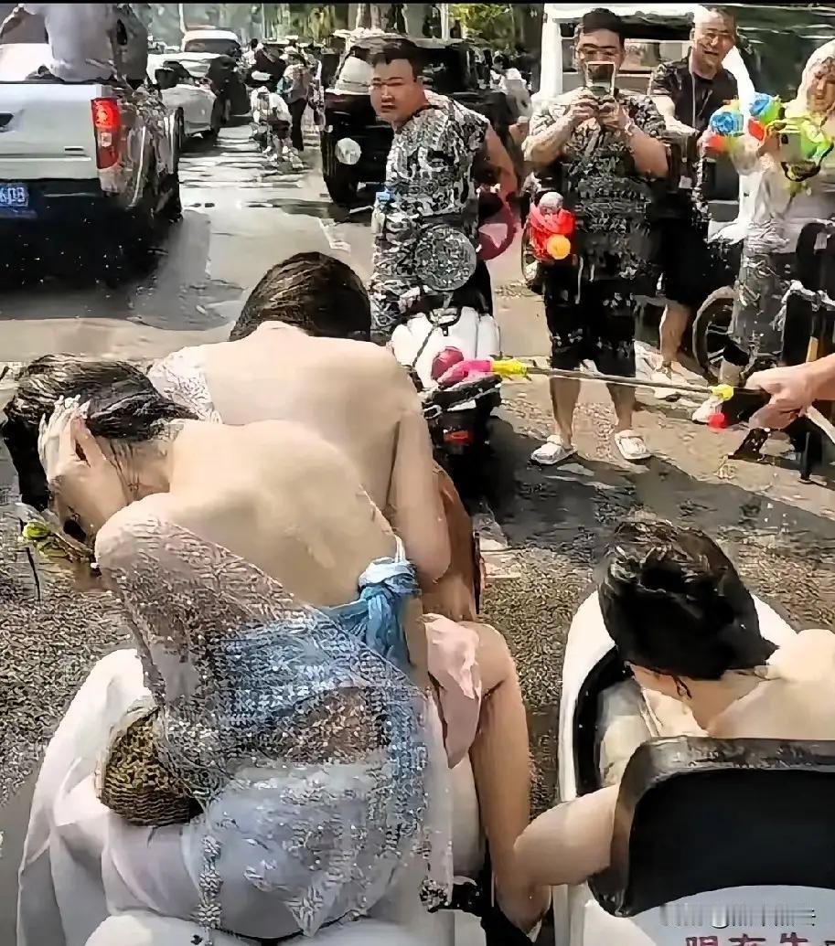 莫让傣族传统的泼水节，变成了恶俗者的狂欢节
看看这个视频：
4月13日，两名美女