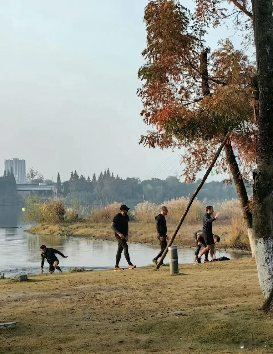 笑不活了，
马克龙的保镖这么大一个人，
怎么就不小心掉湖里了呢？

第一种可能，