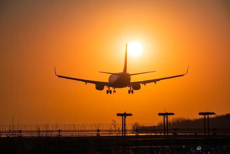 近旬，美国好像发生了好几起飞机出事的事件，好像有架飞机起飞不久就撞在高楼上，并且