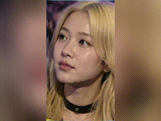 家有小女
初长成
那英女儿18岁了

近日，那英女儿孟小桐，现身那英演唱会，为妈