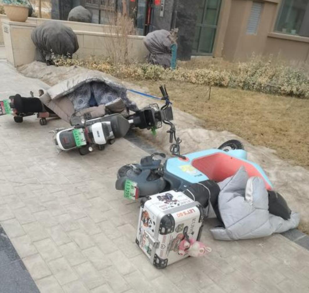 极致双标

我们出楼道口是步行台阶，旁边有近一米宽的斜坡通道，方便老年人上下。每