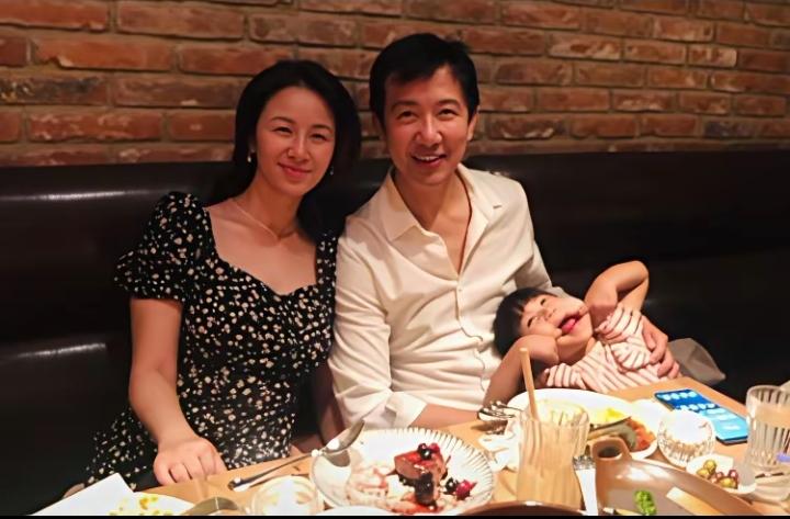 李小冉和徐佳宁离婚了，她的前男友鄢颇一家三口过着幸福的生活，真是羡煞旁人啊！如果