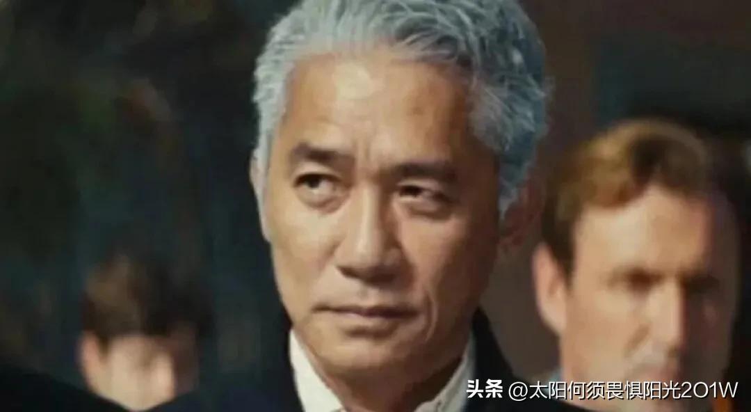 梁朝伟一直以内向自居，但他的行为却多次出卖了他。
在很多公开场合，梁朝伟都表示自