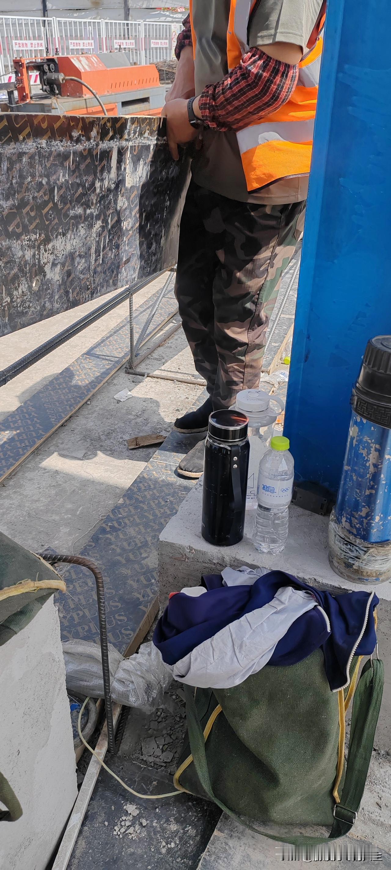 现如今在工地上干活，59岁是进入工地的第一道门槛。


不管去哪个工地，都要先上