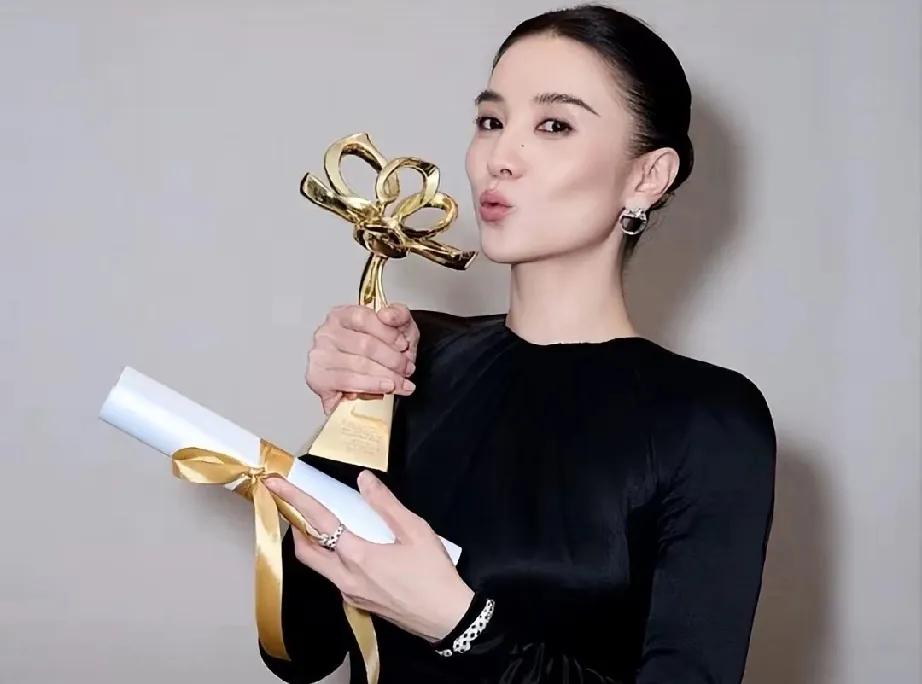 谁说女演员只能吃青春饭？45岁的宋佳用实力狠狠打脸！
    今年她简直开挂，白