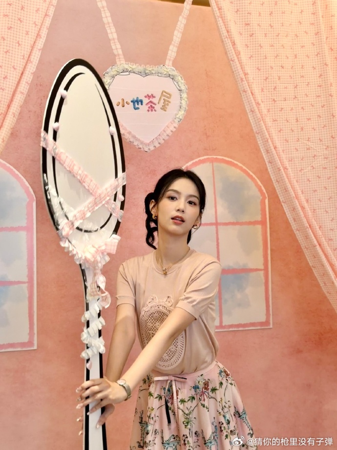 周也花式秀美甲周也好像油画里的在逃公主柔光滤镜自带，周也搭配美甲氛围感直接升级 