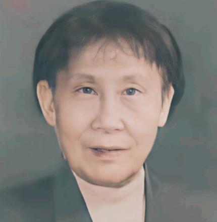 南京一女子冯源在废品站发现一摞发黄的手稿，她问摊主：“这多少钱？”老板随口答道：