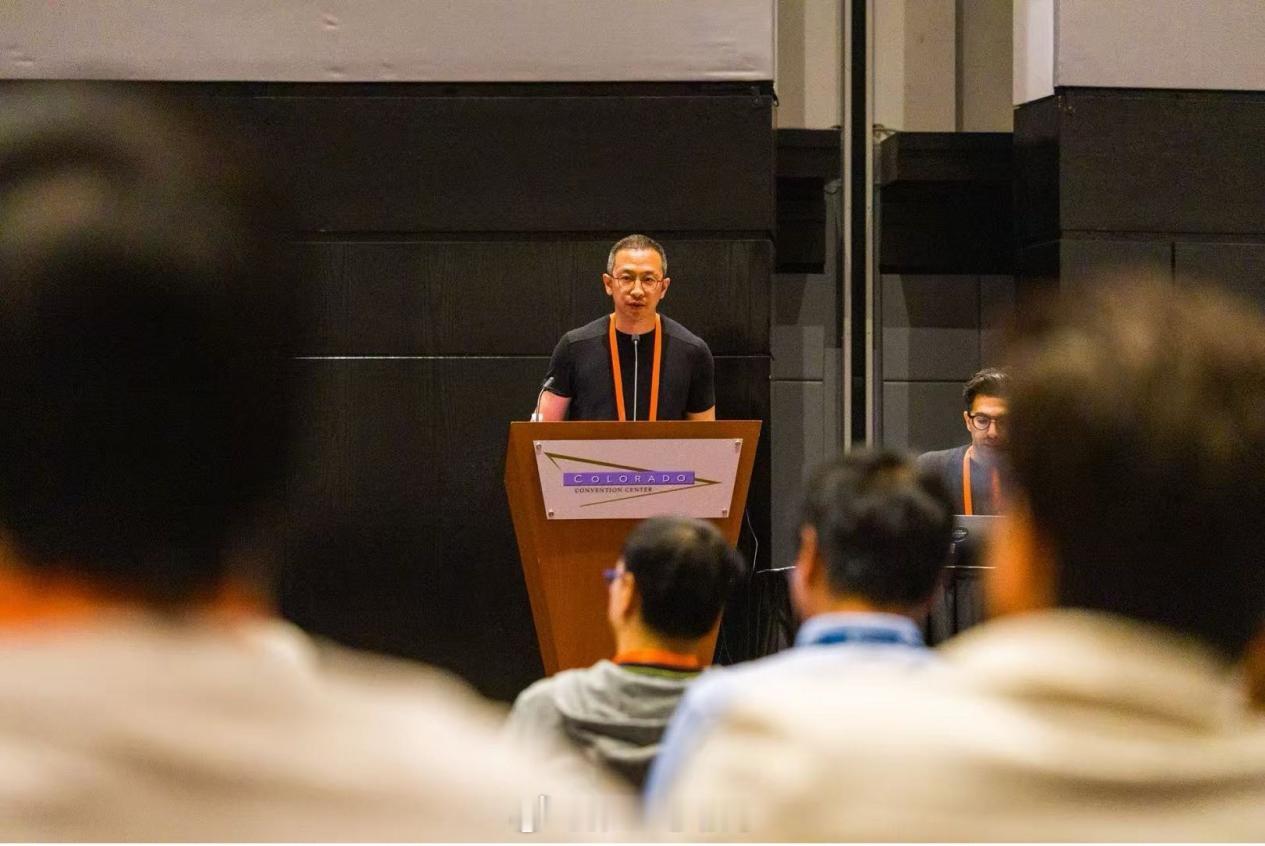 在CVPR 2026的“物理AI华山论剑”上，小鹏和特斯拉两位AI软件操盘手同台