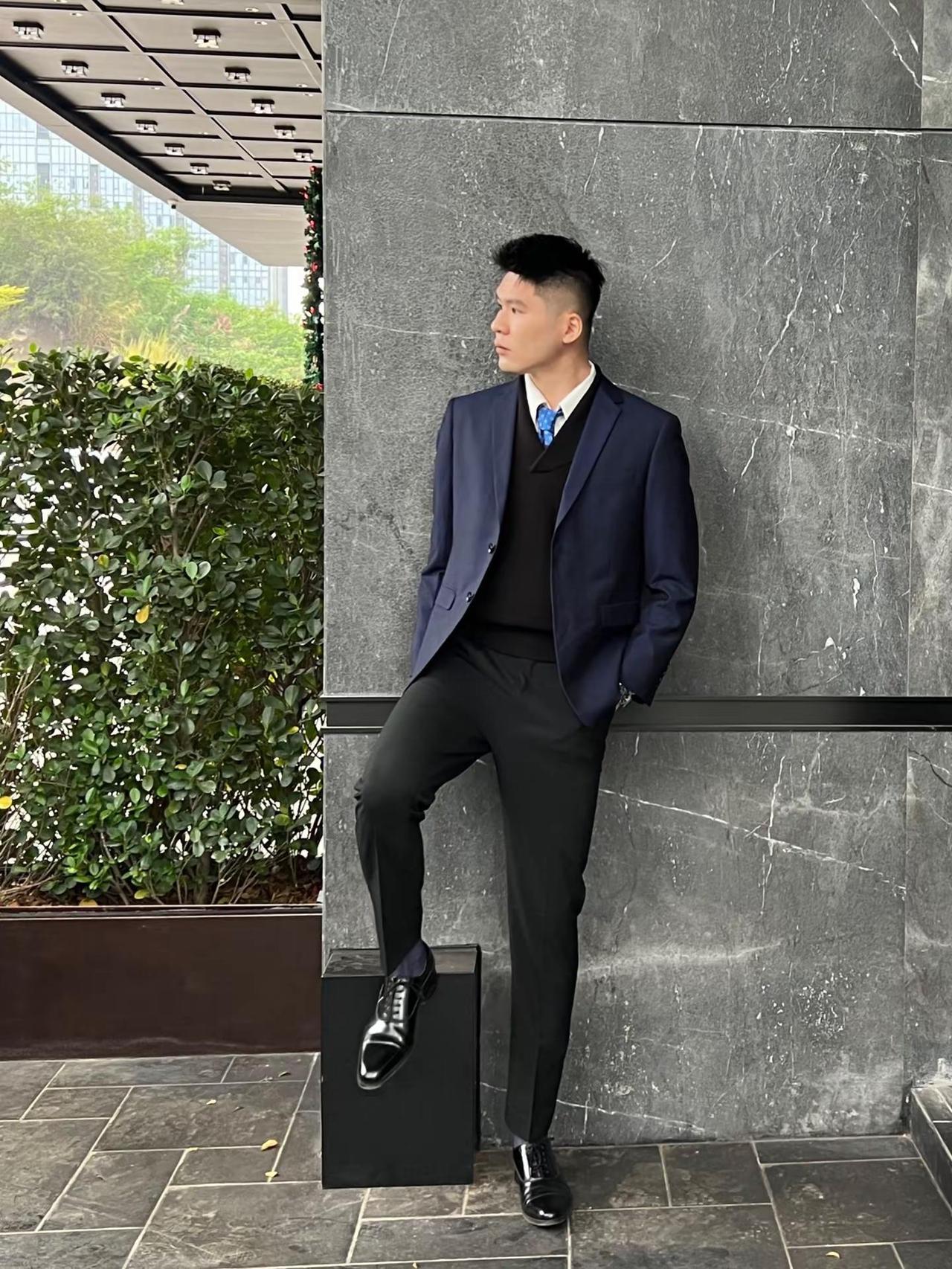 又是把正装皮鞋焊在身上的一天。藏青西装与黑西裤脚踩亮皮鞋把干净利落感拉满~正装不