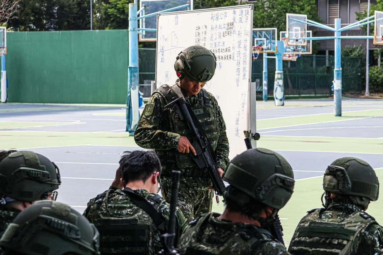 台湾省台军“汉光42号”表演拿学校当盾牌。
台军扩大后备召集学生，并配美制M4A