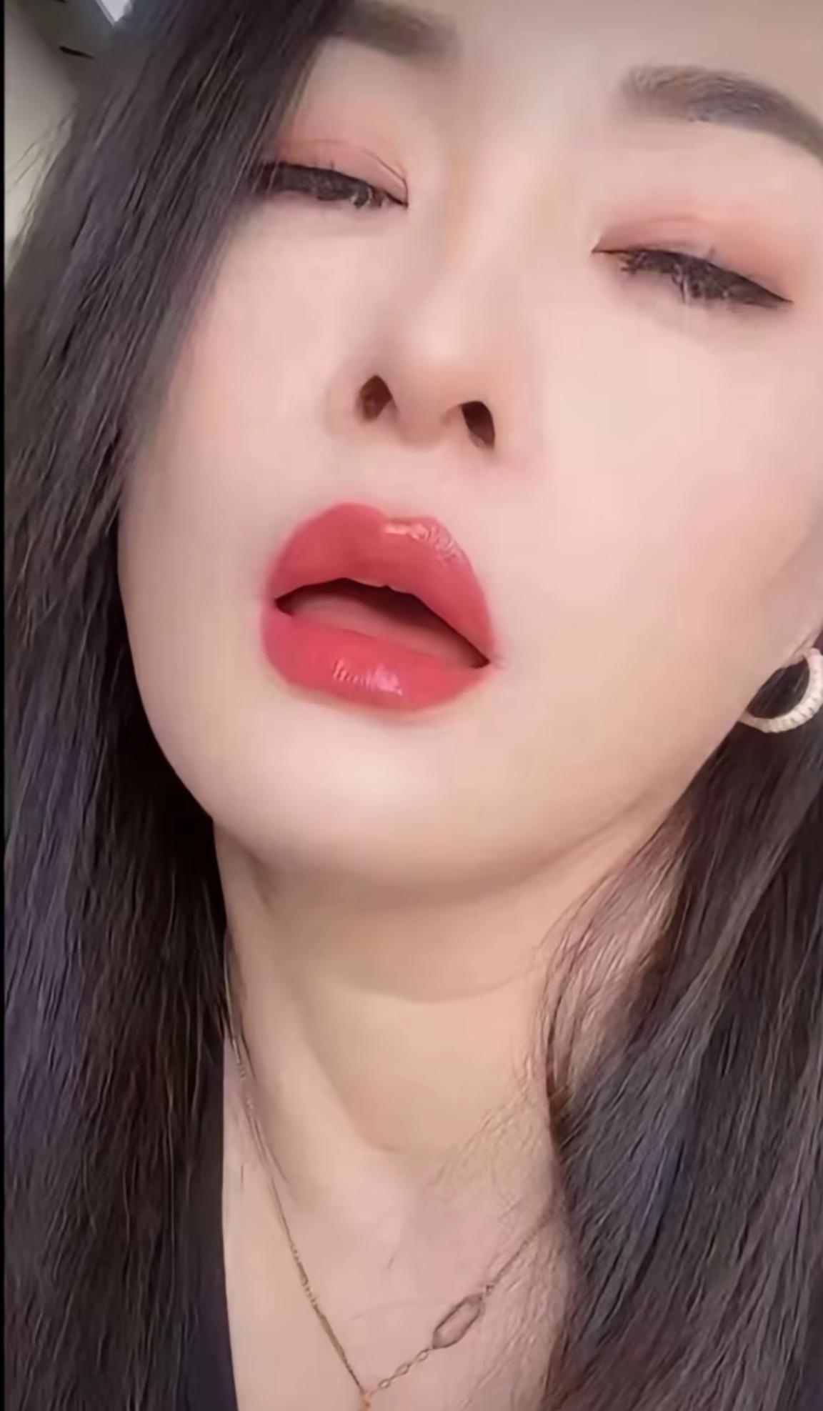 逛街的时候偶然间抓拍闺蜜的表情！简直不要太享受！